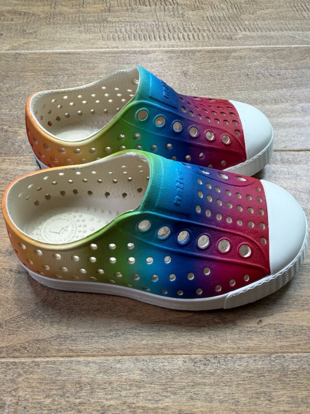 NATIVE (NWOT) rainbow Jefferson Print kids sneakers (C6)